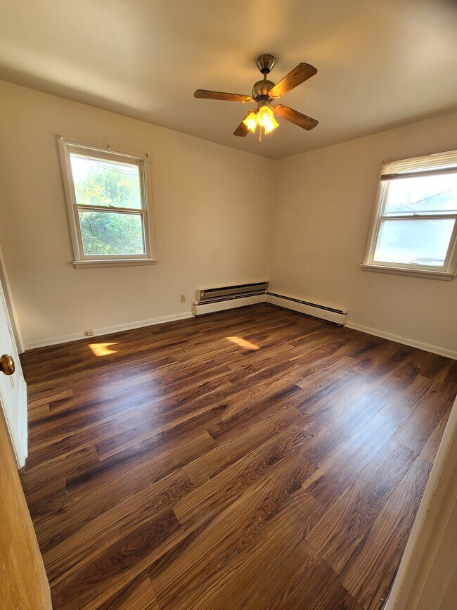 Building Photo - Burton 6-Plex