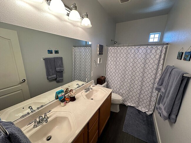 Building Photo - Gorgeous 3 bedroom Mountains Edge House