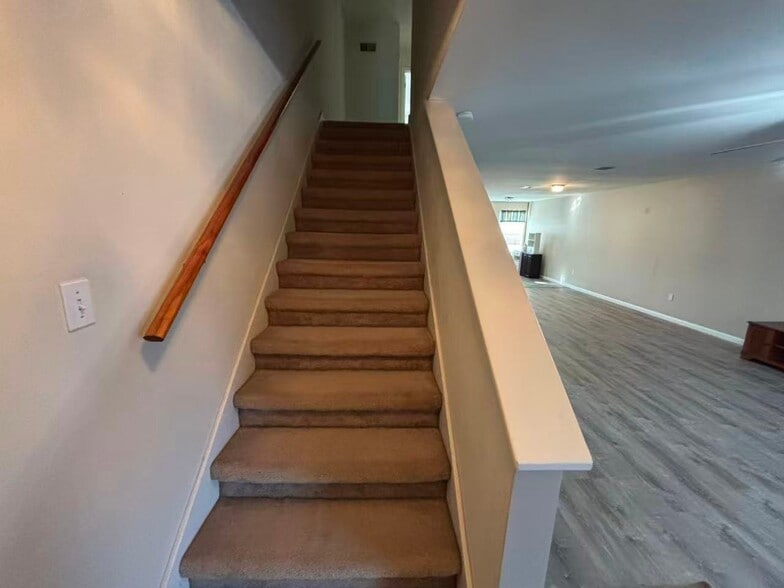 Building Photo - 211 Greenbriar Dr