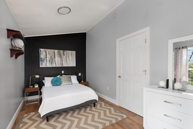 Building Photo - 338 Clove Rd