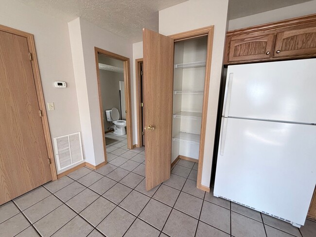 Building Photo - Spacious 3 Bedroom 2 Bath Townhome