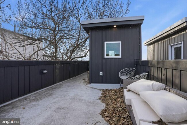 Building Photo - 1514 S Bambrey St