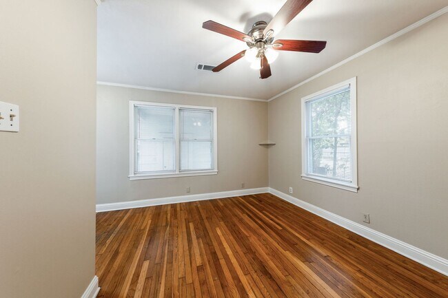 Building Photo - 909 E 38th St