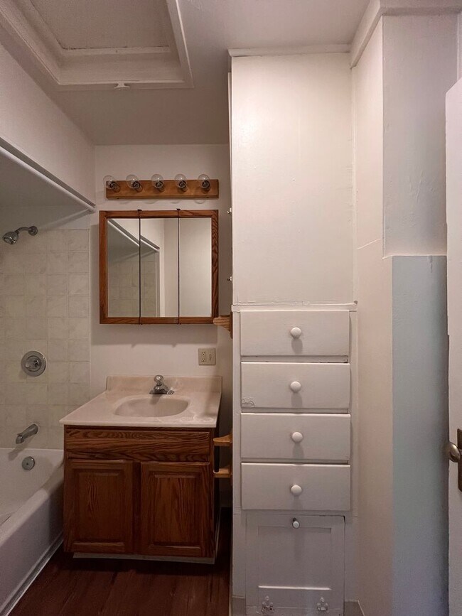 Building Photo - e2607