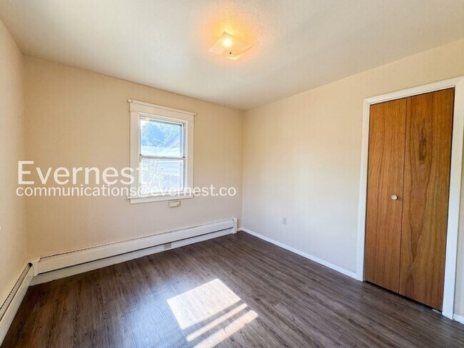 Building Photo - 3 Bed, 2 Bath Home with Garage / Available Soon!