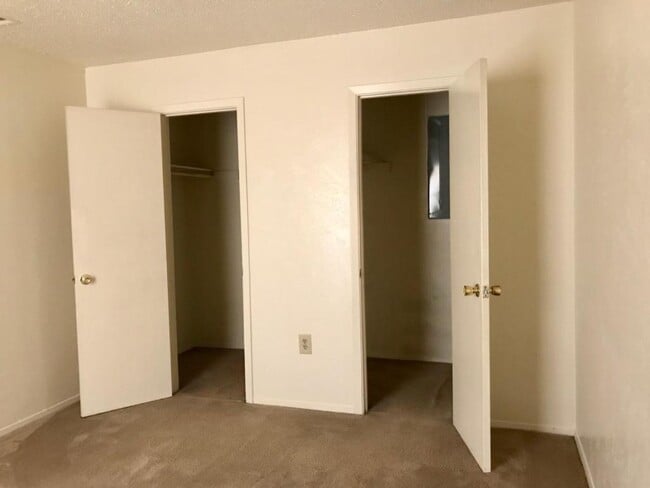 Building Photo - 728 Oak Hill Dr