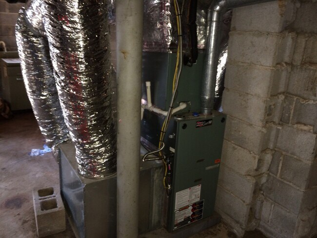 Building Photo - 2716 Wood Dr NE