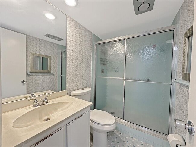 Building Photo - 535 Oaks Dr