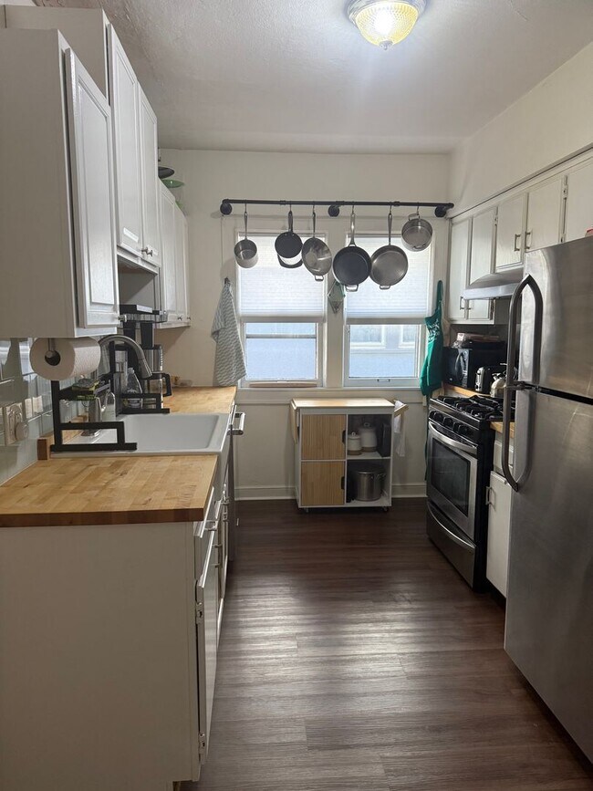 Building Photo - 1067 St Clair Ave