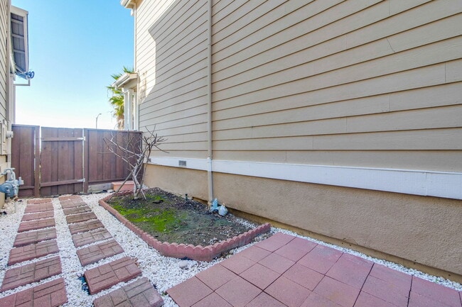 Building Photo - Large, Bright and Beautiful 3BR/2.5BA/2,195sf home in great condition!