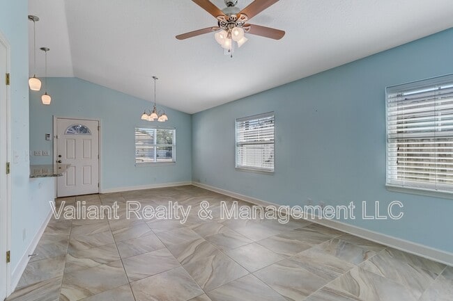 Building Photo - 2110 3rd St