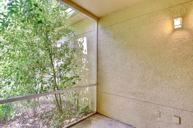 Building Photo - Perfect 2/2 Split Floorplan Condo with Washer/Dryer in Lovely Crescent Place at Lake Lotus Condom...