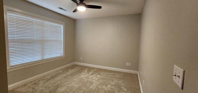 Building Photo - 1159 Shoreland Dr