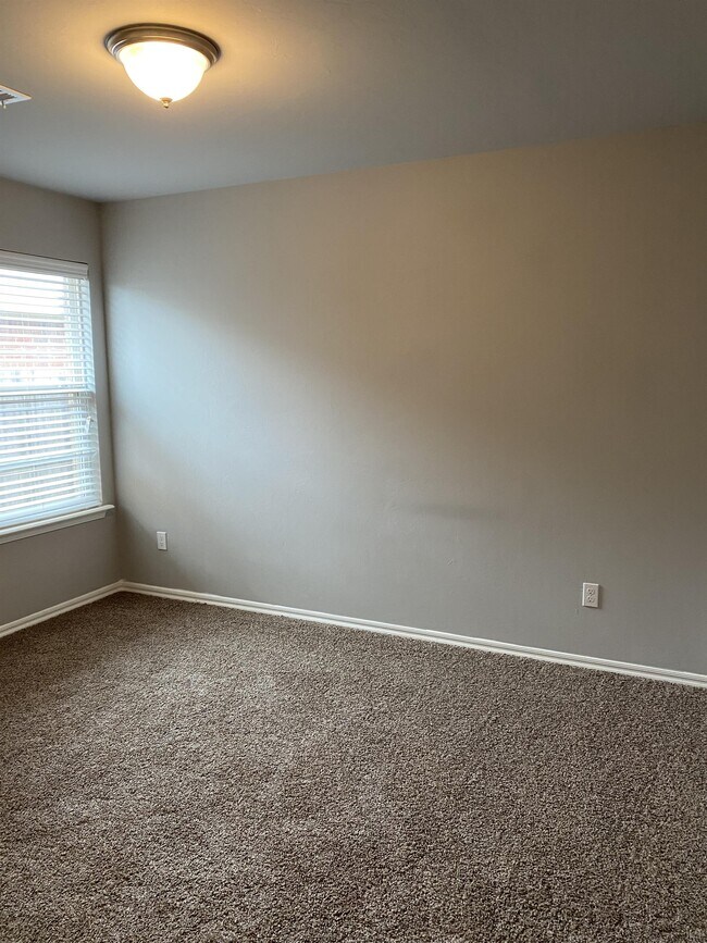 Building Photo - 10240 Hidden Village Dr