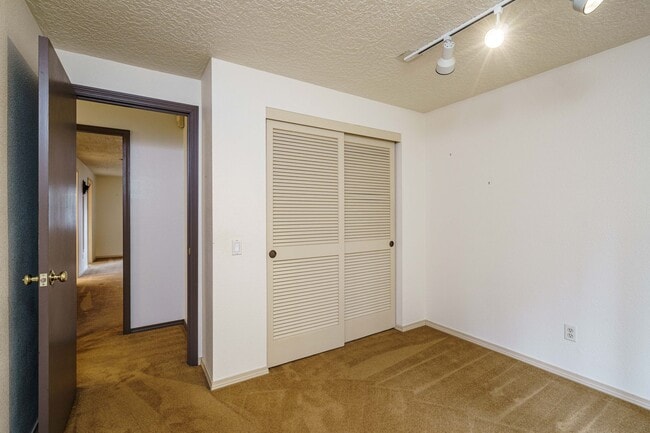 Building Photo - 3 Bedroom 2 Bath Single Level with Fence B...