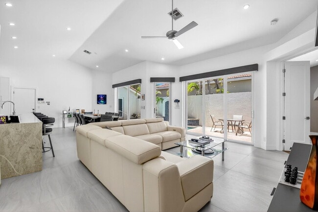 Building Photo - 5063 Ventura Dr
