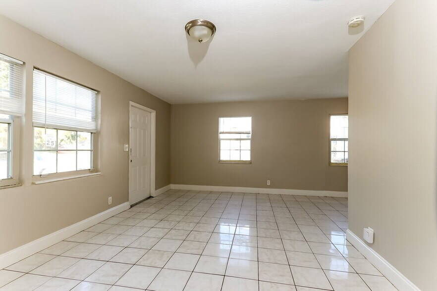 Building Photo - 4610 Pinewood Ave