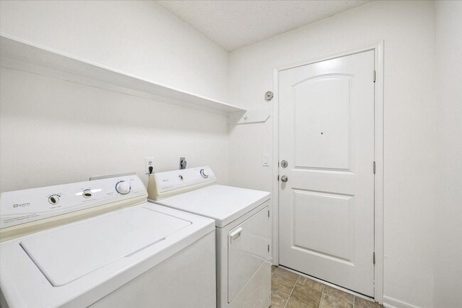 Building Photo - 143 W Village Knoll Cir