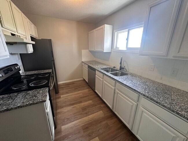 Building Photo - $1195 - 3 bedroom/ 2.5 bathroom - Townhome...