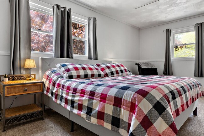 Building Photo - 10 James Dr