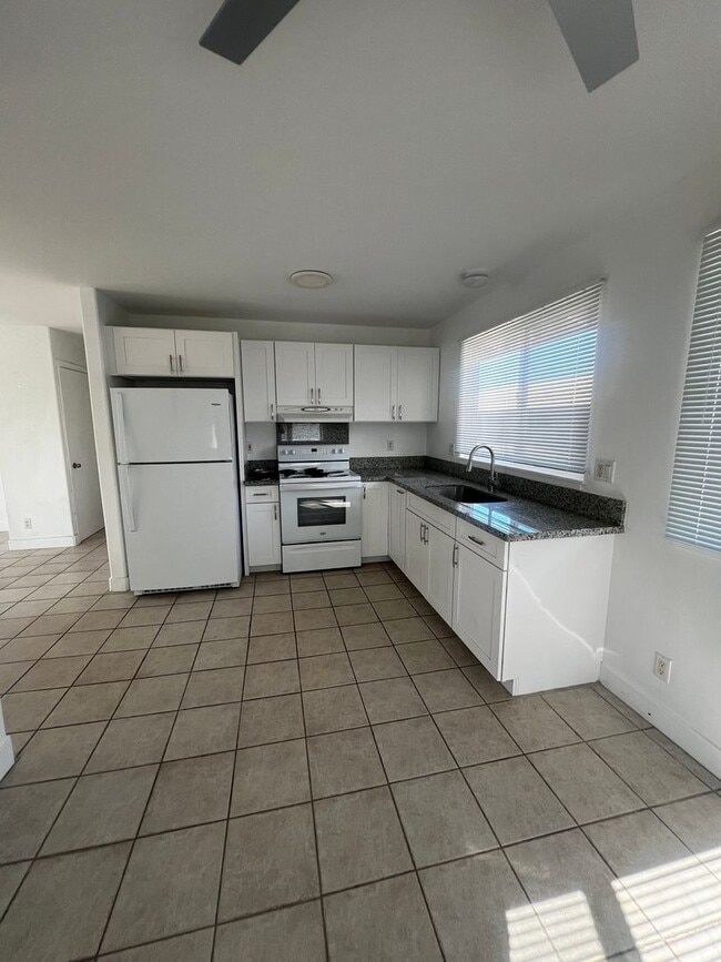 Building Photo - Highly Desired 2 bedroom, 1 bath, 2 parkin...