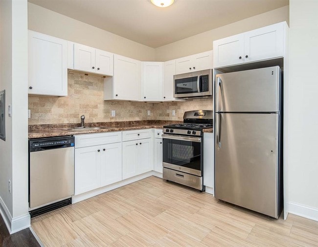 Primary Photo - 86 Charles St