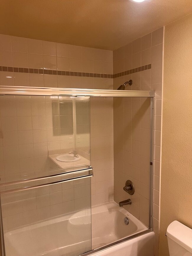 Building Photo - 2 bedroom, 2 bath top floor condo in La Jolla