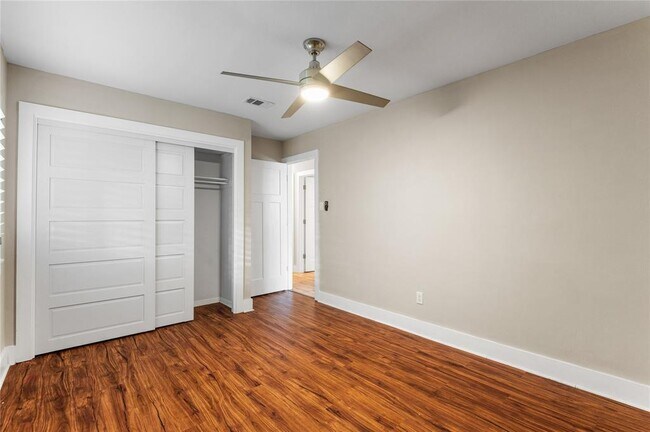 Building Photo - 1104 Durham Dr