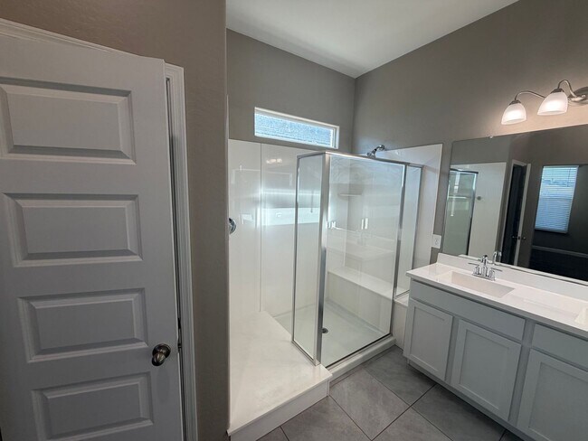 Building Photo - 40916 W Shaver Dr
