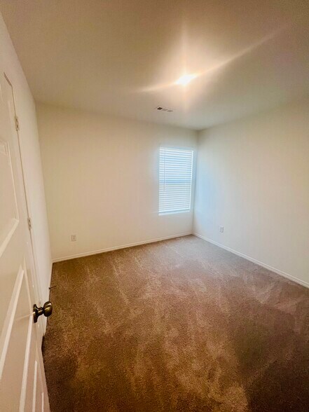 Building Photo - 144 Jonathan Dr