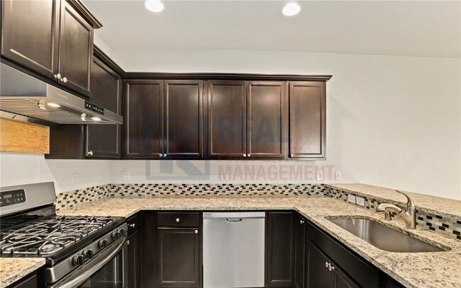 Building Photo - Beautiful 4-Bedroom Home Featuring Open Layout & Stainless Appliances!!