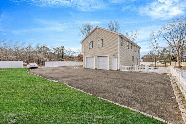 Building Photo - 475 Old Country Rd