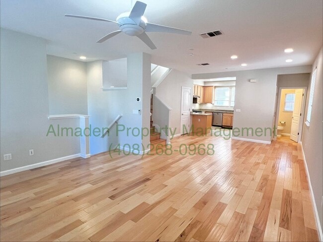 Building Photo - Newer Corner Townhome in Great Location! Central A/C & Pets Negotiable!