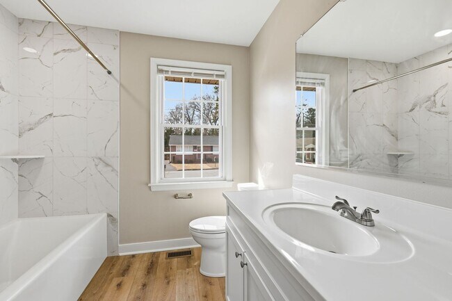 Building Photo - Colonial Heights