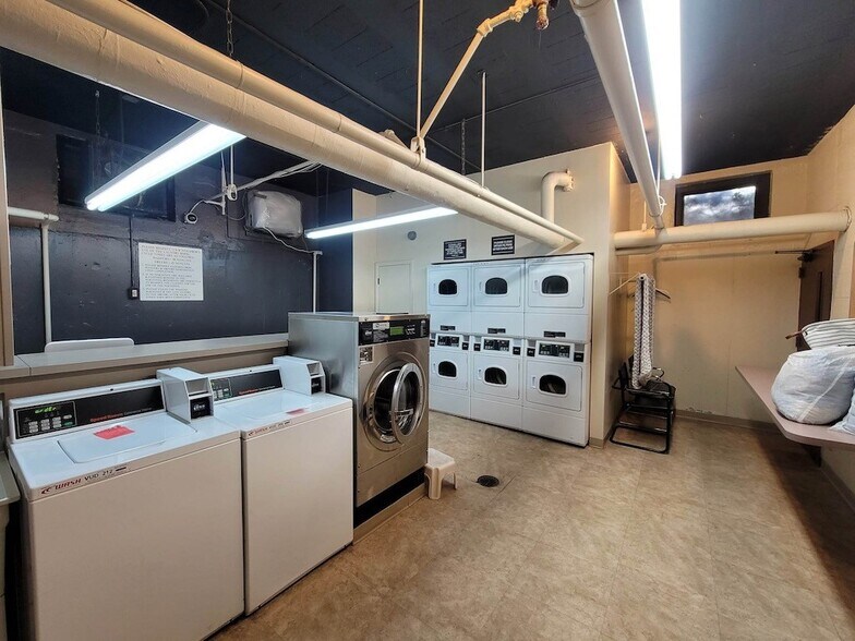 Building Photo - 428 W Wellington Ave