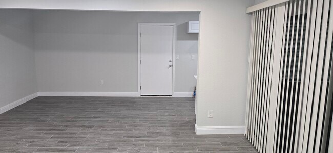 Building Photo - 1405 E Vegas Valley Dr