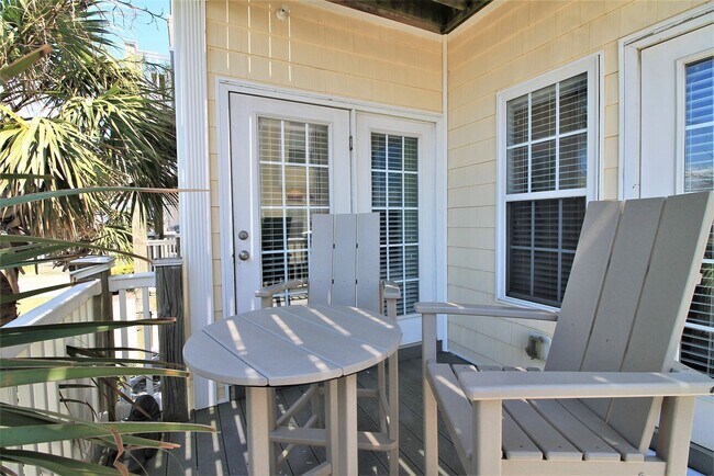 Building Photo - 5BR, 4BA Townhome - Pet Friendly with Beac...