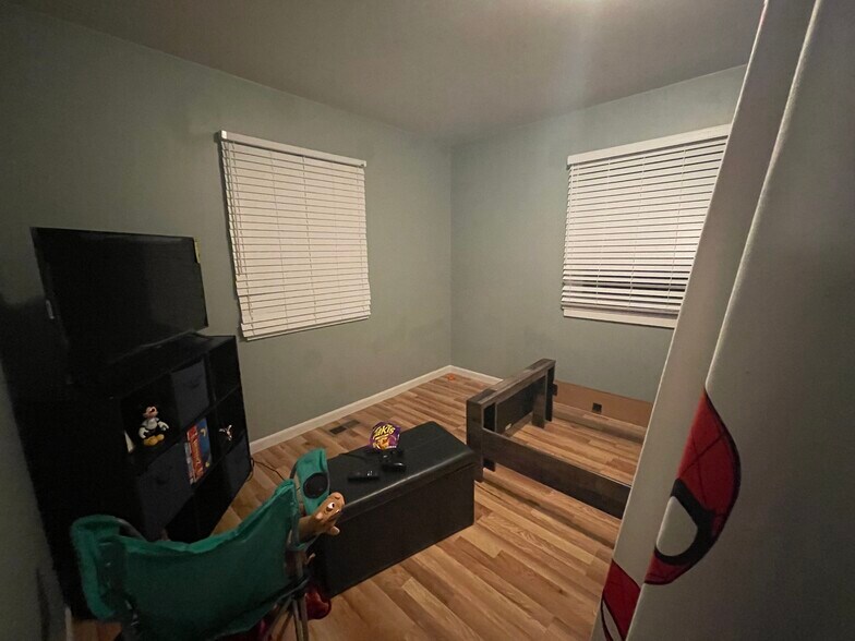 3rd bedroom - 2180 Oak Pl