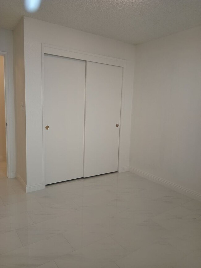 Building Photo - Stylish and Pet-Friendly 3-Bedroom Home in...