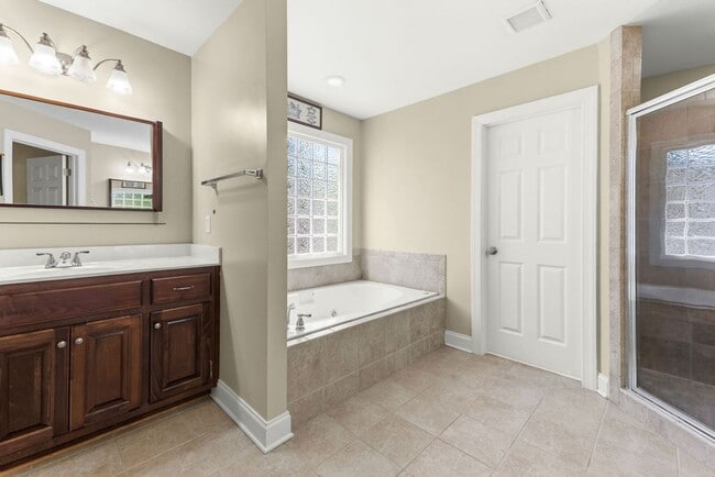Building Photo - Large home with 5 bedrooms in Brickshire