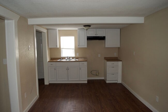 Building Photo - Beautifully Updated 3-Bedroom Home Near Downtown