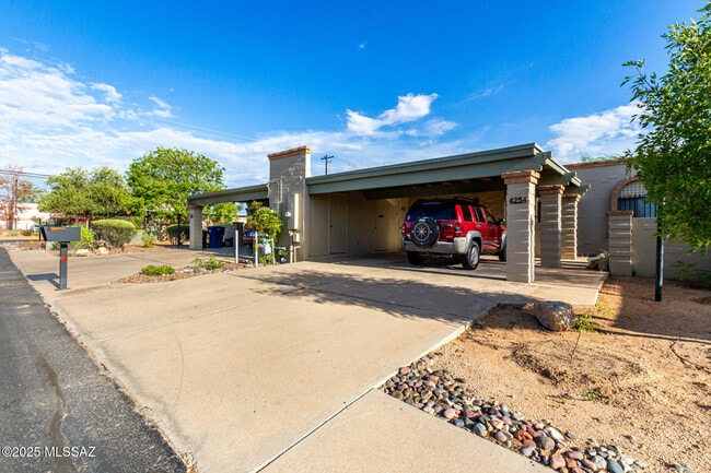 Building Photo - 4254 E La Cienega Dr
