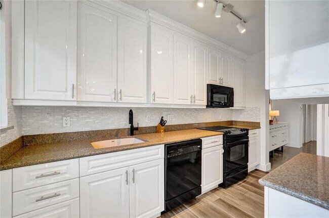 Building Photo - 425 Bayshore Dr