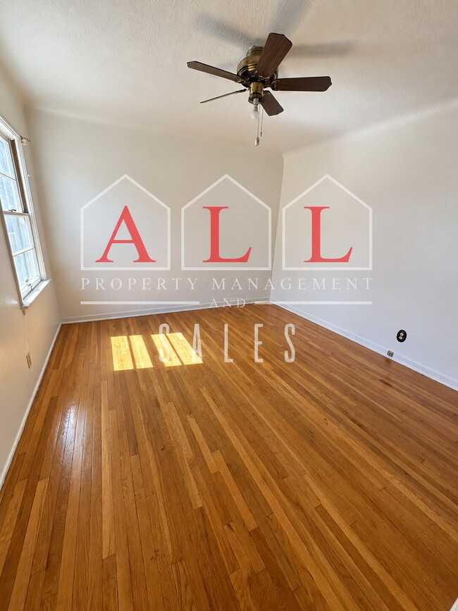 Building Photo - 2520 La Siesta Dr
