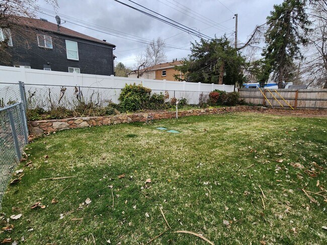 Building Photo - 3Spro2300 (Duplex)