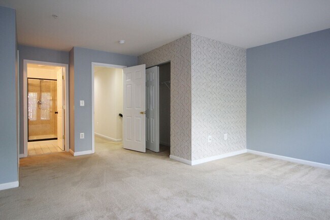 Building Photo - Updated 3/2.5 Townhome w/1 car garage