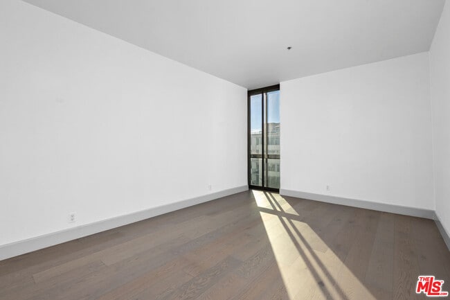 Building Photo - 10660 Wilshire Blvd