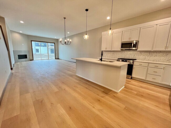 Building Photo - 5 Bed/2.5 Bath Twinhome For Rent!!