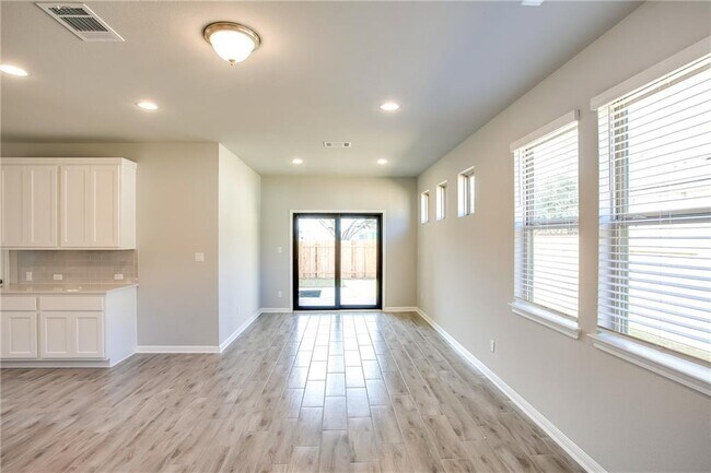 Building Photo - 2801 Stone Branch Dr