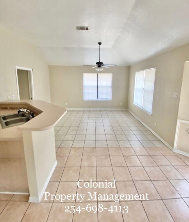 Building Photo - AVAILABLE NOW!